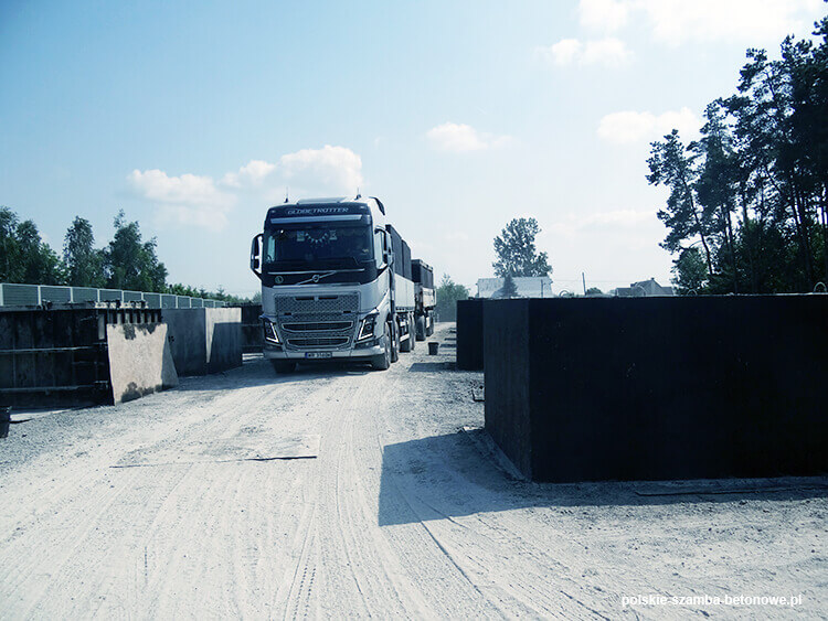 Transport szamb betonowych  w Kuźni Raciborskiej